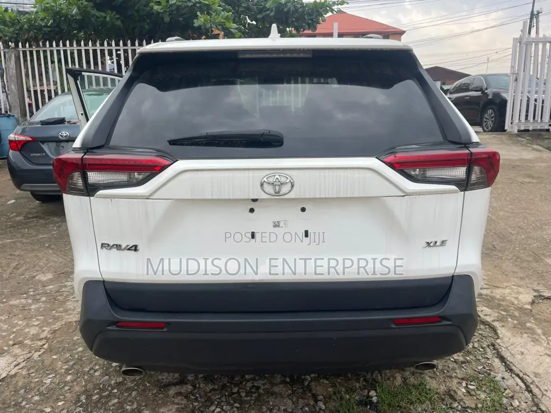 Toyota RAV4 XLE Premium FWD 2024 White