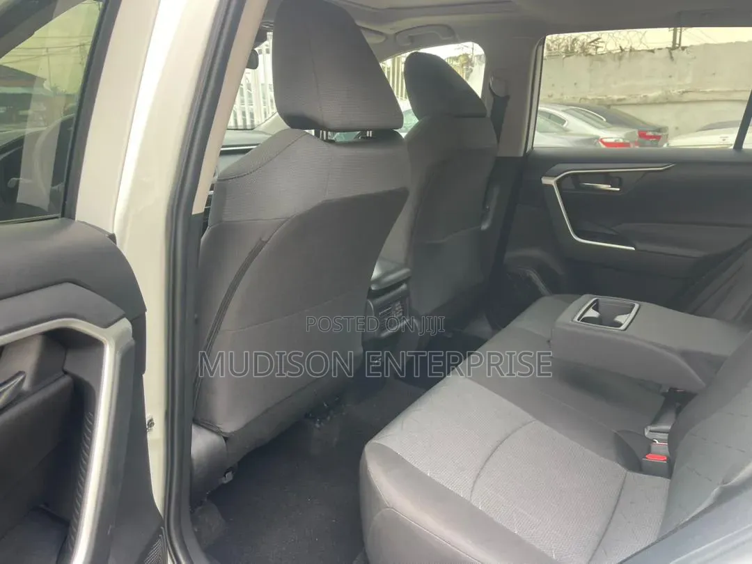 Toyota RAV4 XLE Premium FWD 2024 White