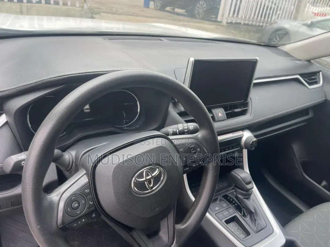 Toyota RAV4 XLE Premium FWD 2024 White