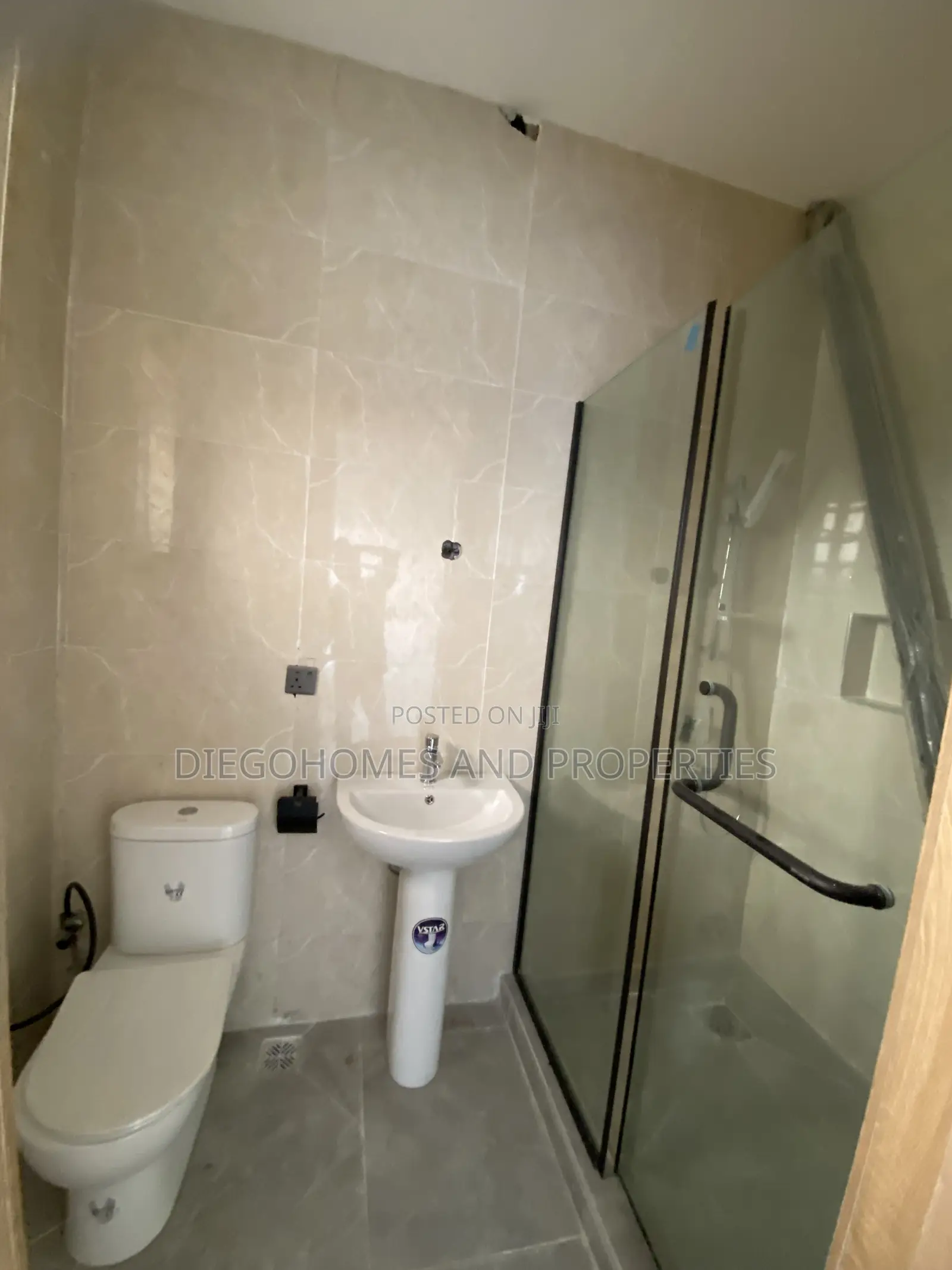 4bdrm Duplex in Ogombo for sale