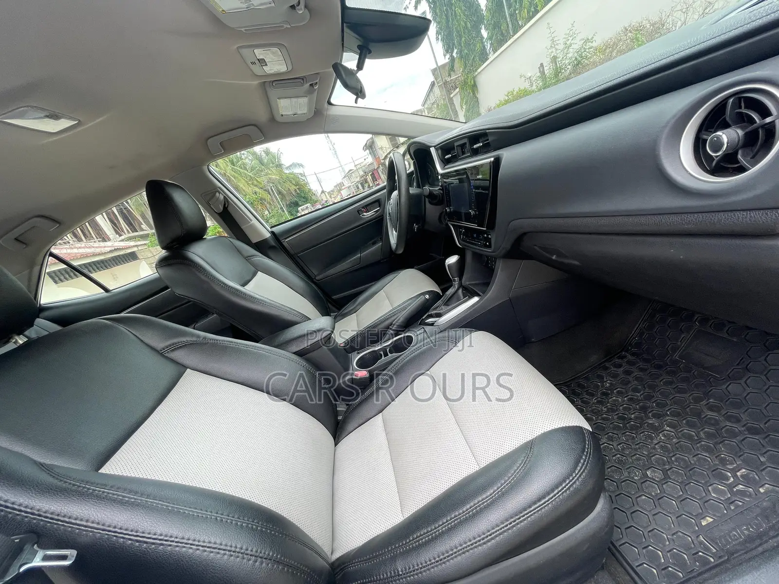 Toyota Corolla LE (1.8L 4cyl 2A) 2018 White
