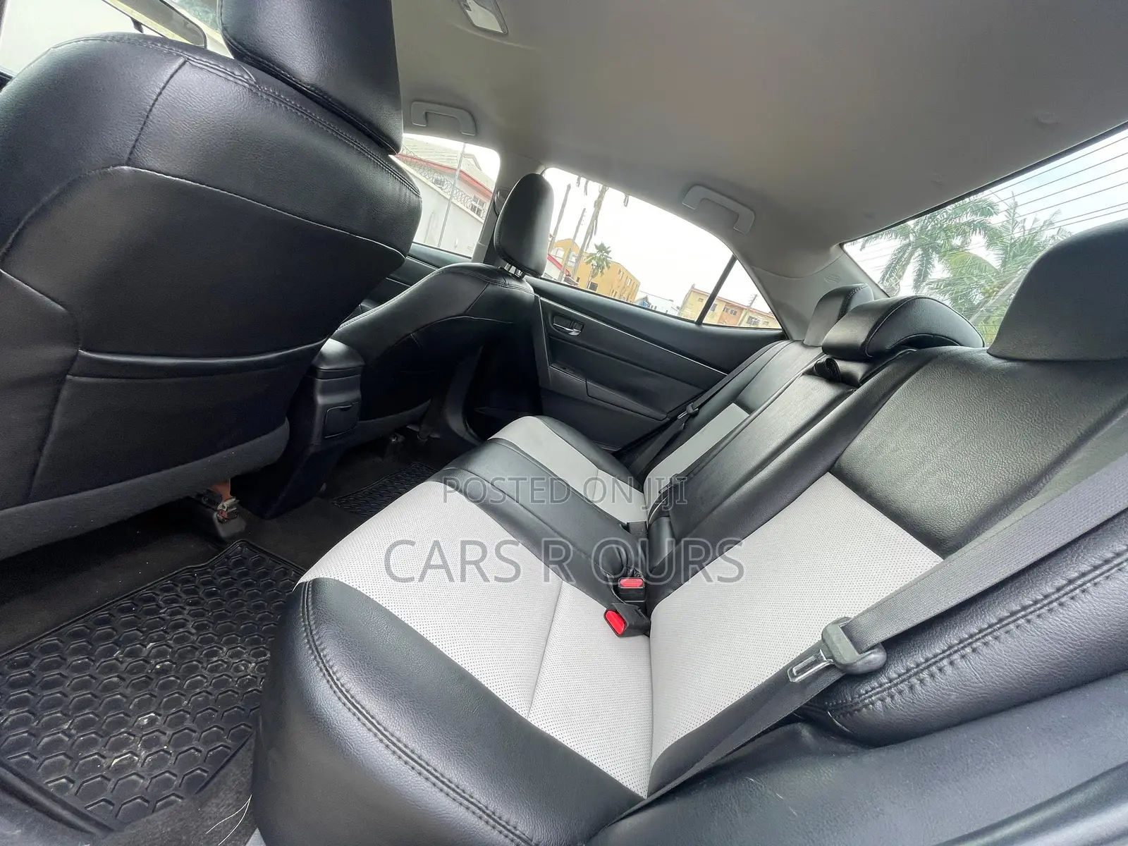 Toyota Corolla LE (1.8L 4cyl 2A) 2018 White