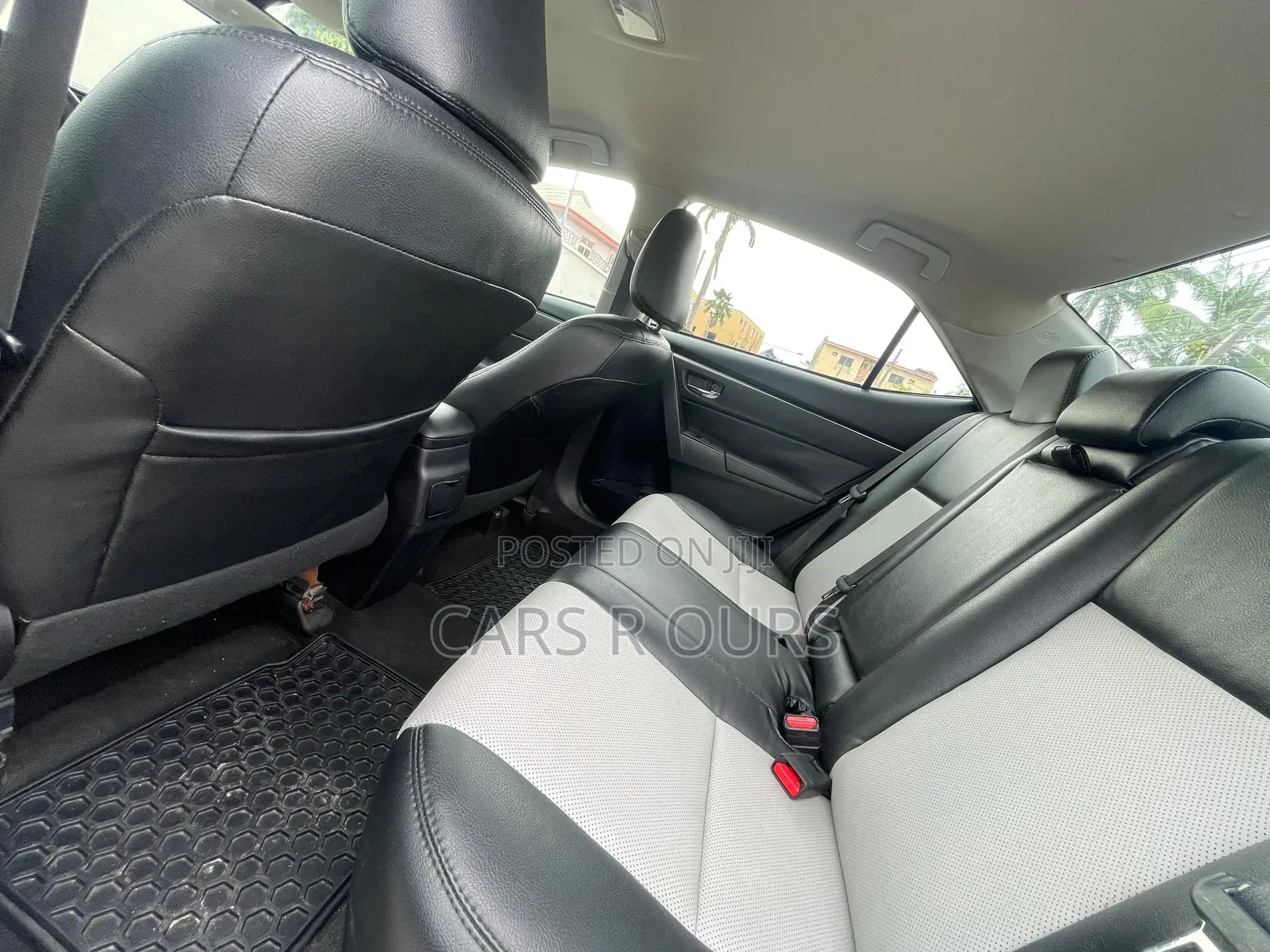 Toyota Corolla LE (1.8L 4cyl 2A) 2018 White