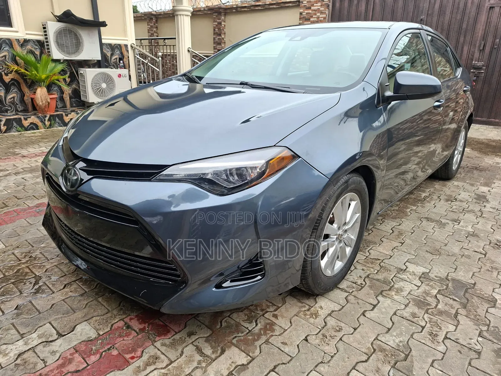 Toyota Corolla LE 4dr Sedan (1.8L 4cyl CVT) 2017 Gray