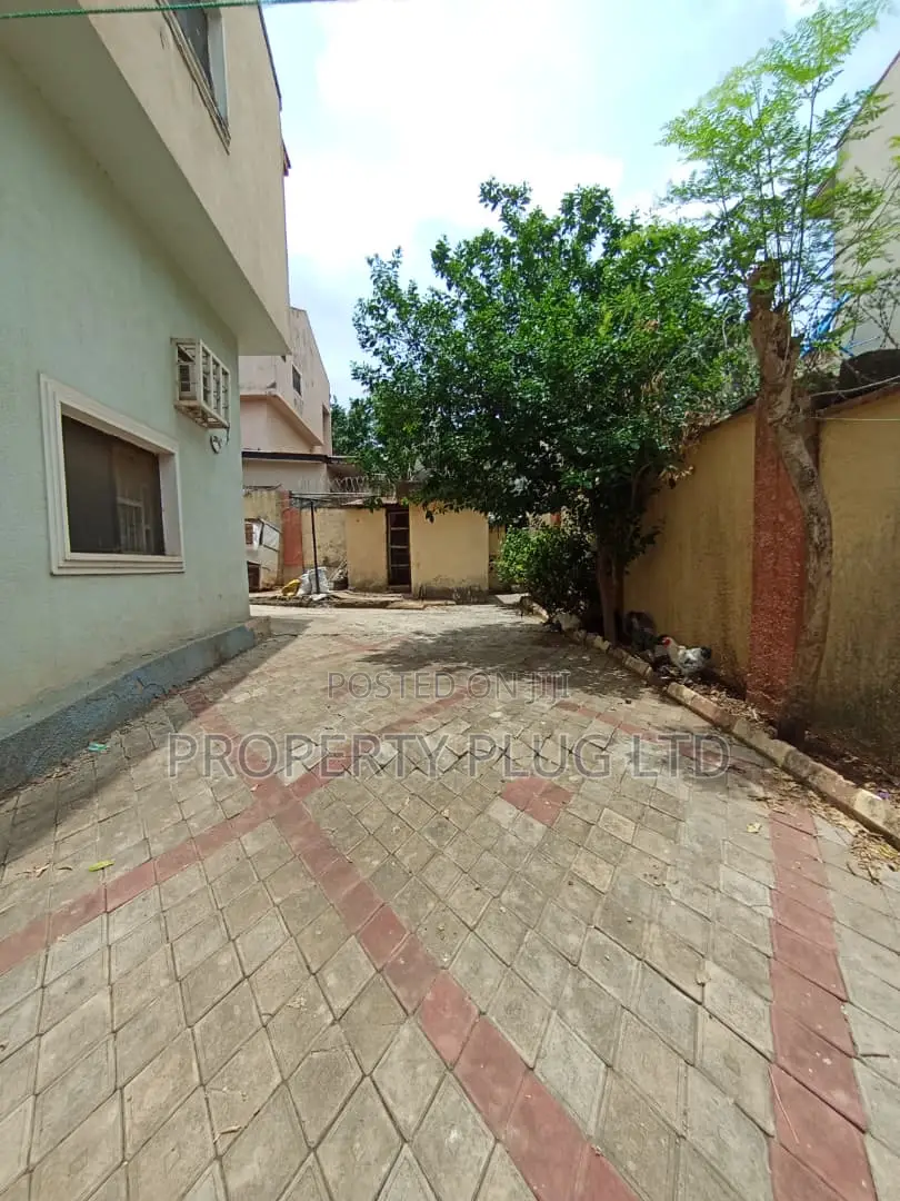 5bdrm Duplex in Gwarinpa for sale