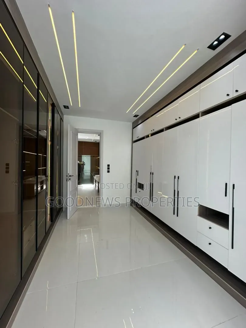 5bdrm Duplex in Osapa London for sale