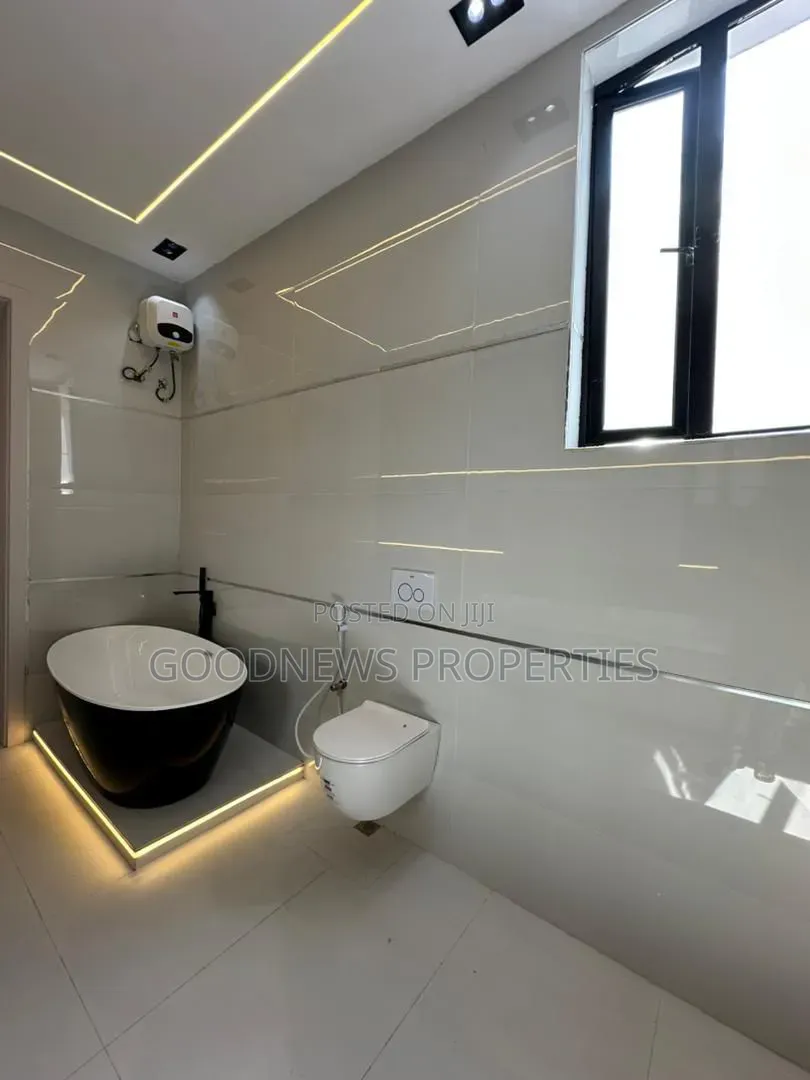 5bdrm Duplex in Osapa London for sale