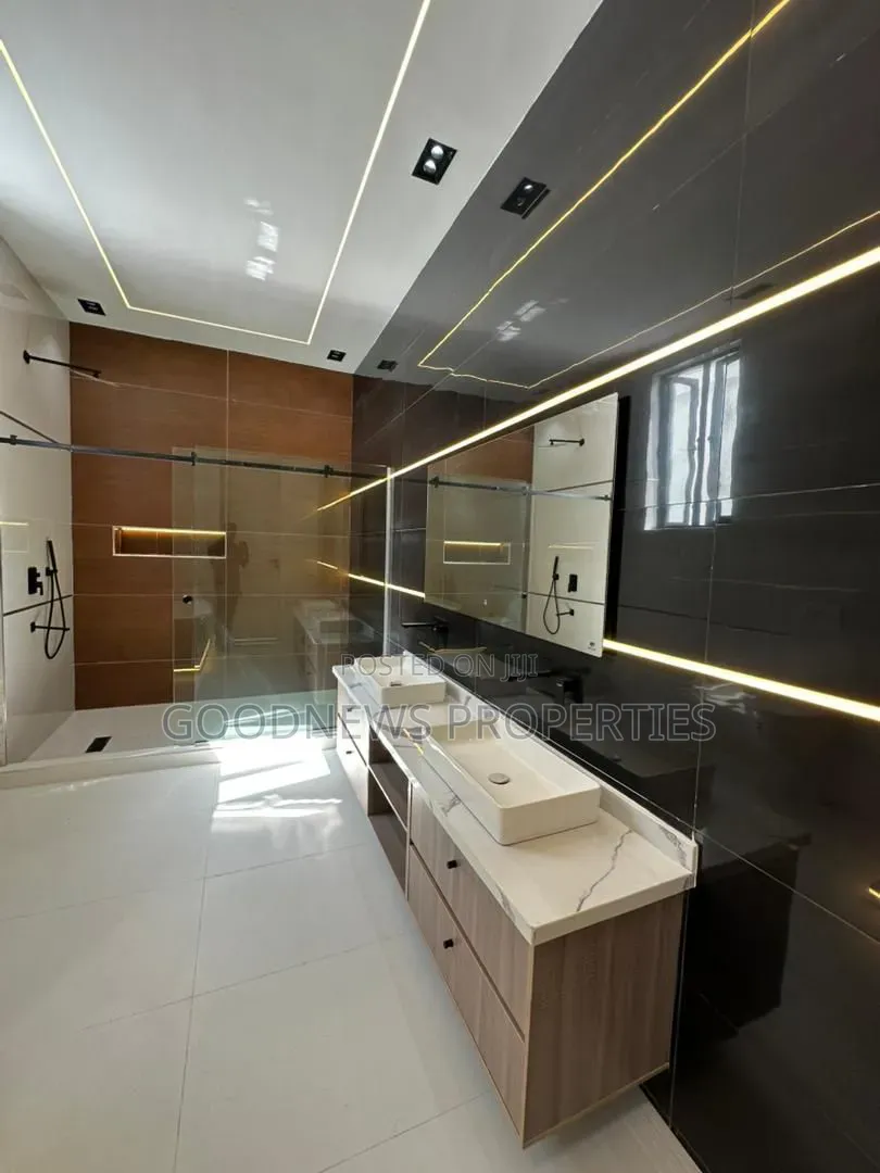 5bdrm Duplex in Osapa London for sale