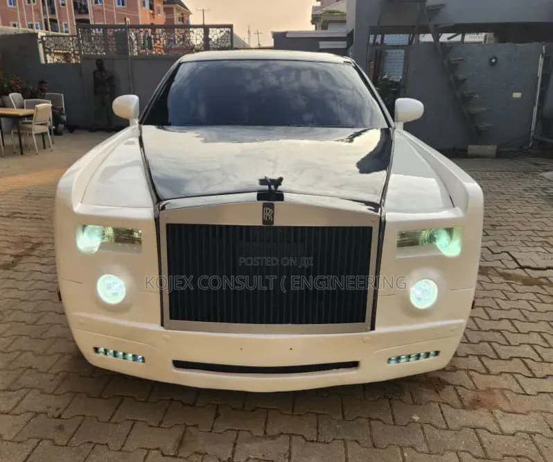 Chrysler 300C 2010 White