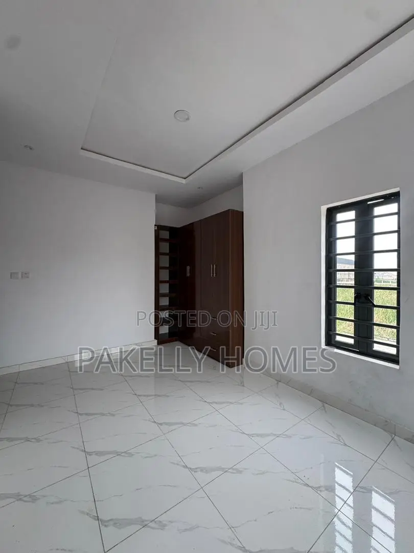 3bdrm Duplex in Ikota for sale