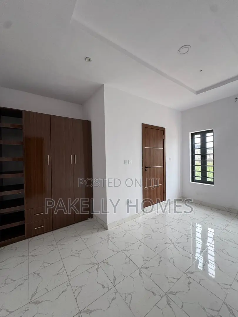 3bdrm Duplex in Ikota for sale