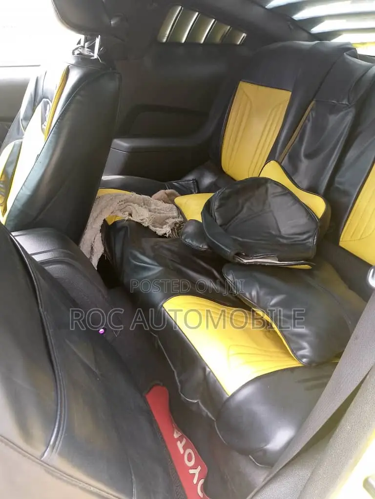 Ford Mustang 2010 Yellow