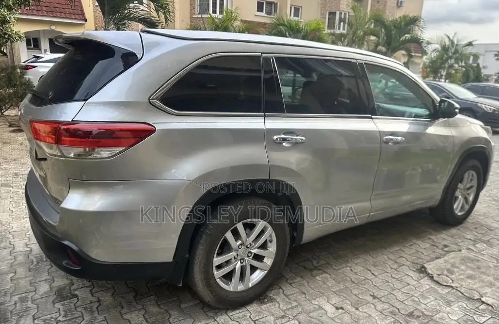 Toyota Highlander LE 4dr SUV AWD (3.5L 6cyl 6A) 2014 Silver