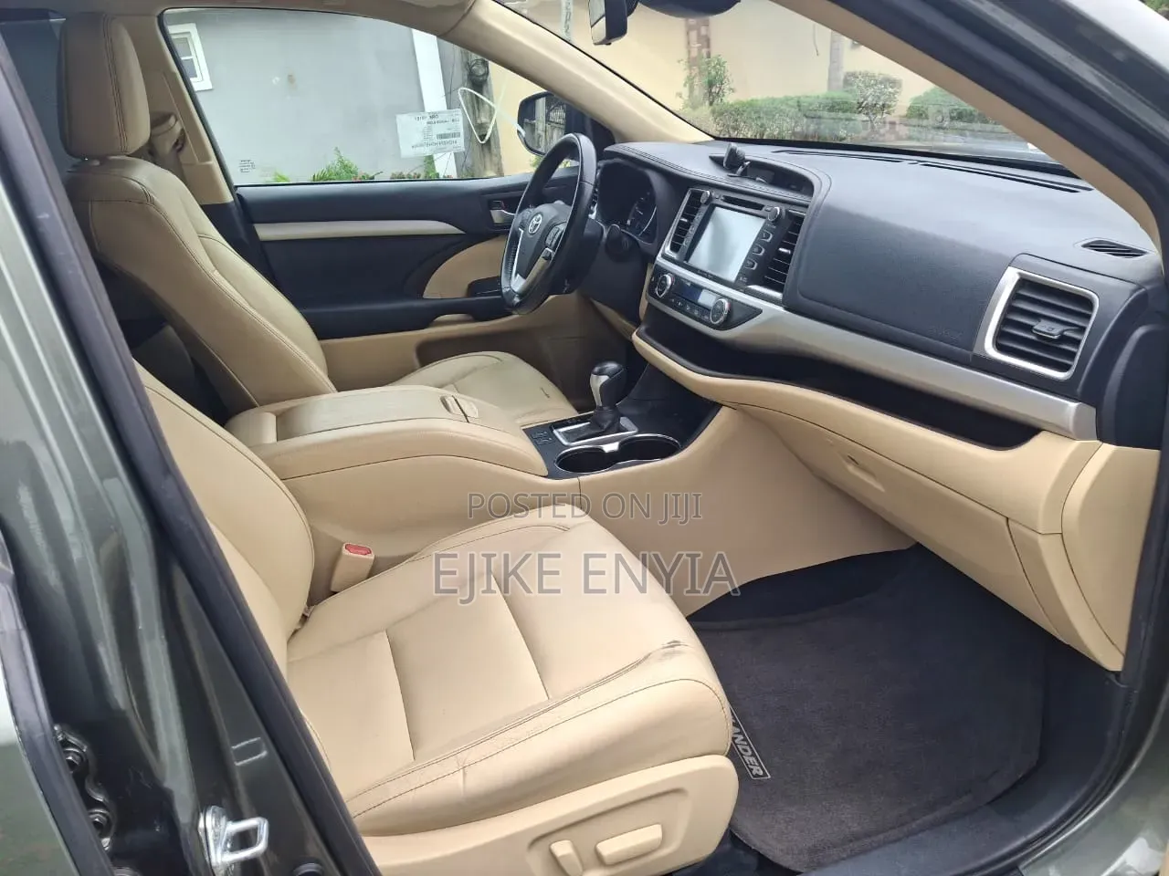 Toyota Highlander XLE 4x2 V6 (3.5L 6cyl 8A) 2017