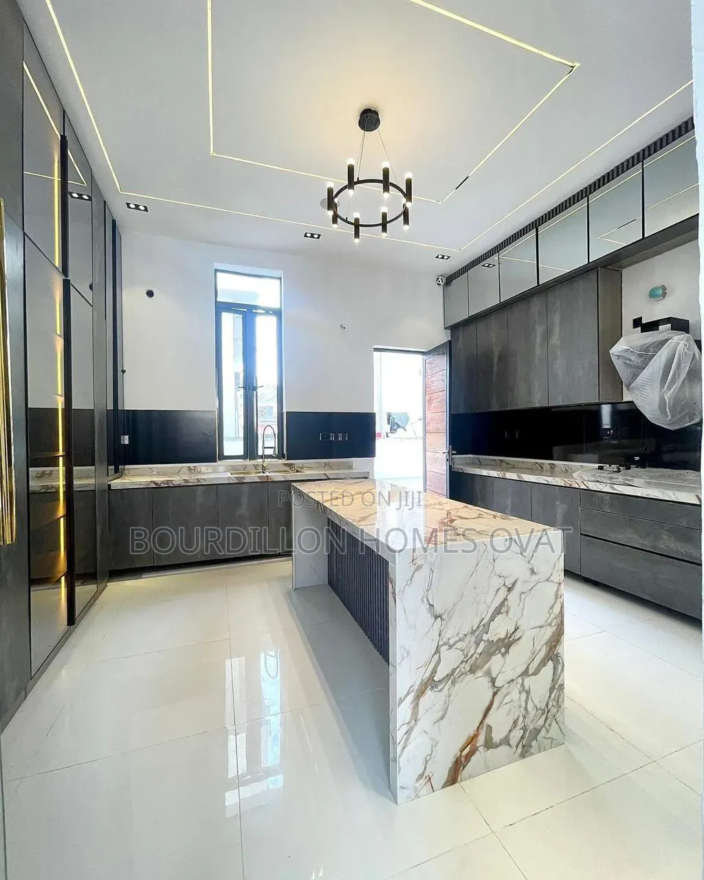 5bdrm Duplex in Chevron Toll Gate for sale