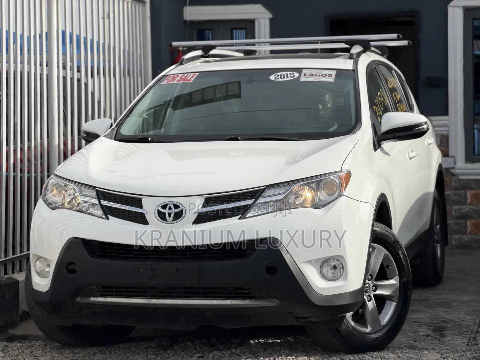 Toyota RAV4 XLE 4dr SUV AWD (2.5L 4cyl 6A) 2015 White