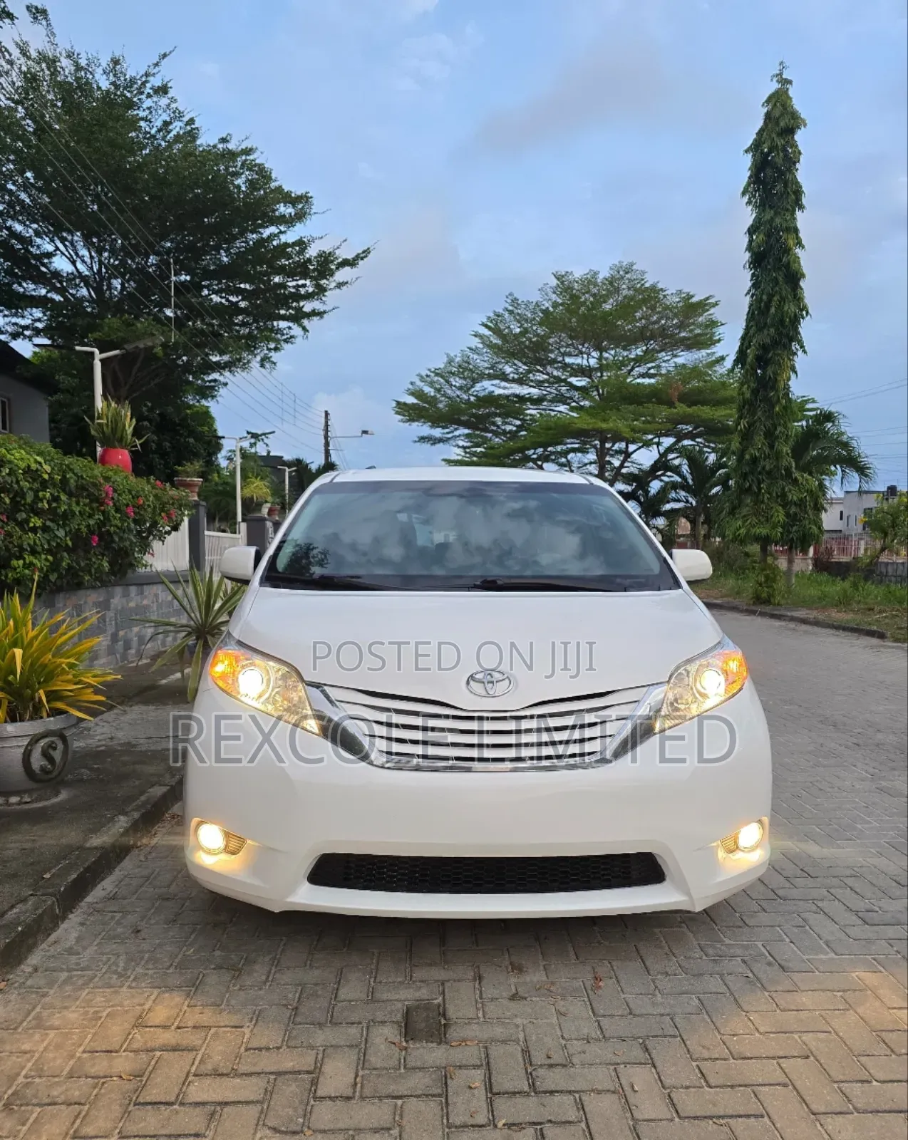 Toyota Sienna LE 7-Passenger 4dr Minivan AWD (3.5L 6cyl 6A) 2015 White