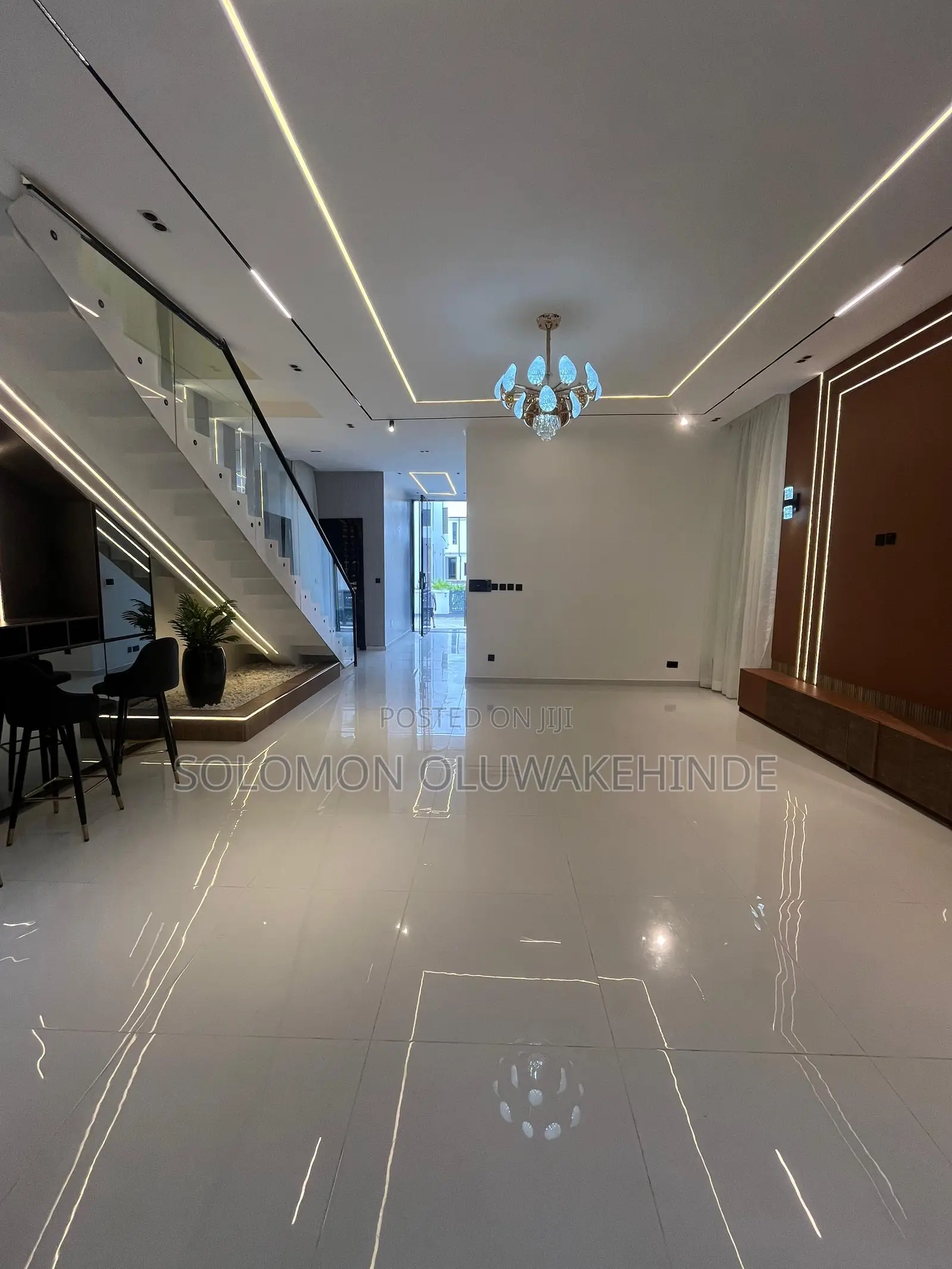5bdrm Duplex in Chevron for sale