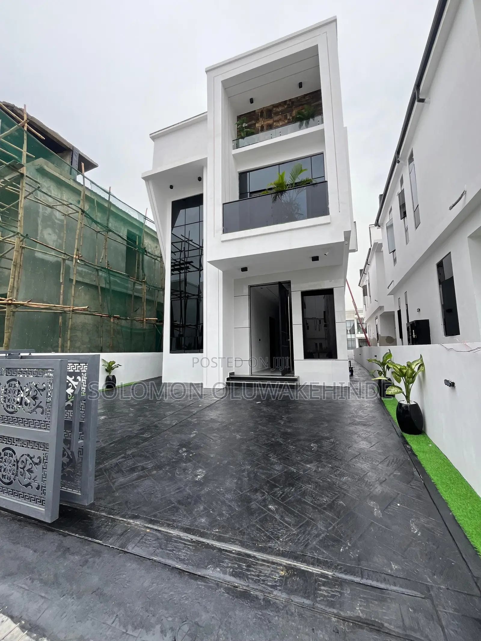 5bdrm Duplex in Chevron for sale