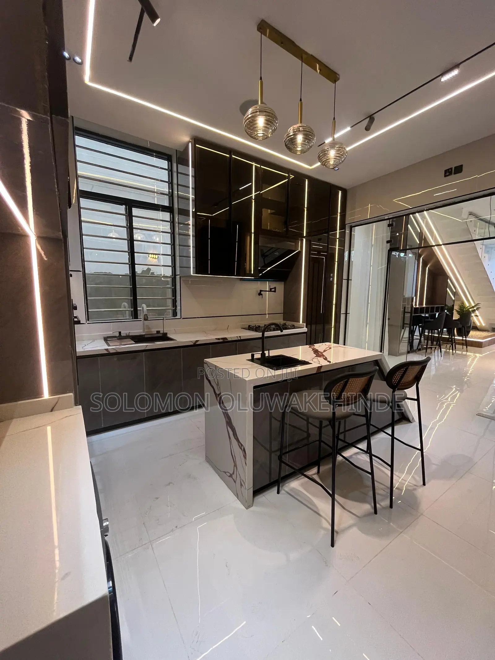 5bdrm Duplex in Chevron for sale