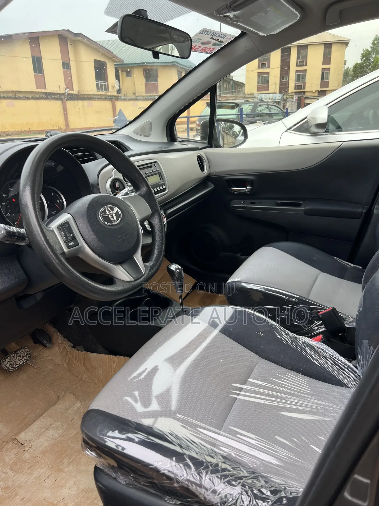 Toyota Yaris LE Hatchback 5dr 2013 Gray