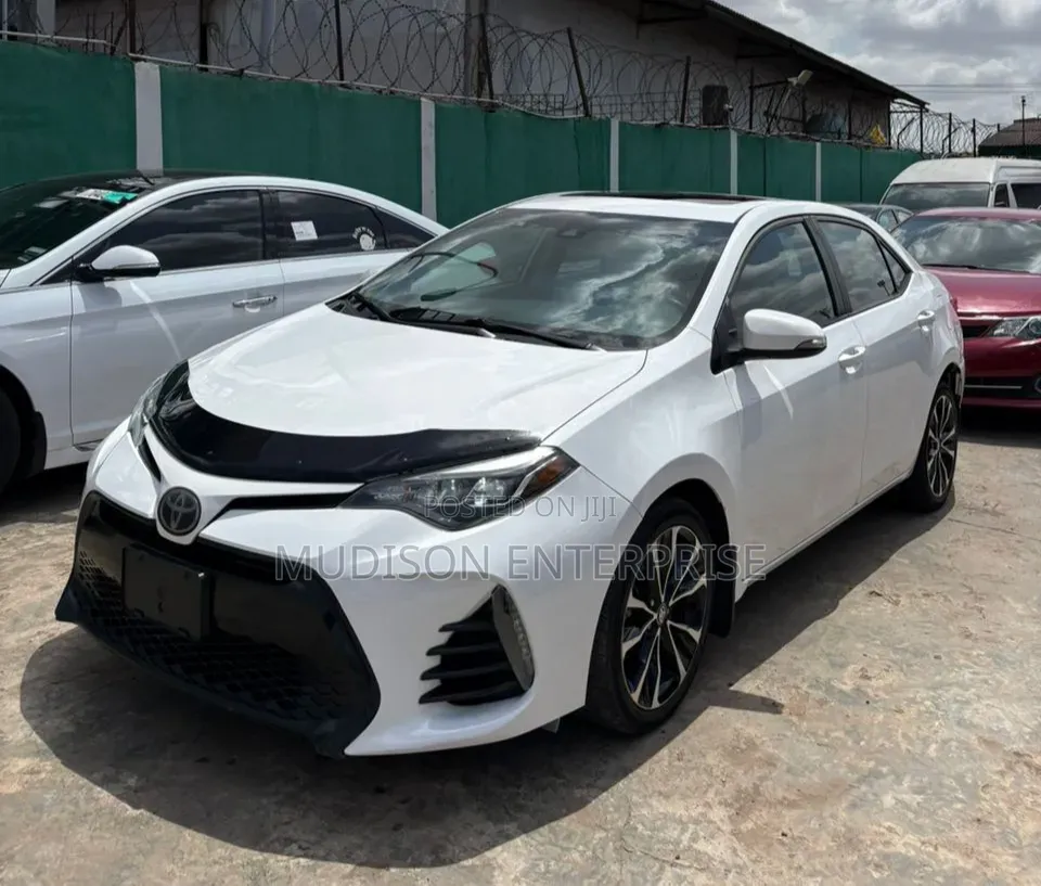 Toyota Corolla SE (1.8L 4cyl 2A) 2018 White