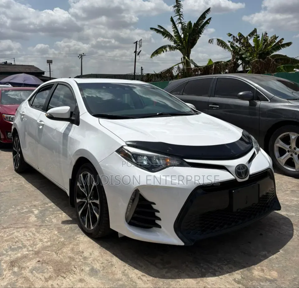 Toyota Corolla SE (1.8L 4cyl 2A) 2018 White