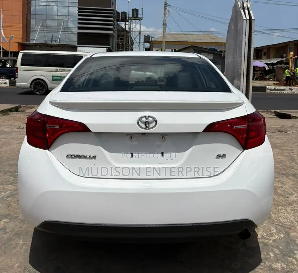 Toyota Corolla SE (1.8L 4cyl 2A) 2018 White