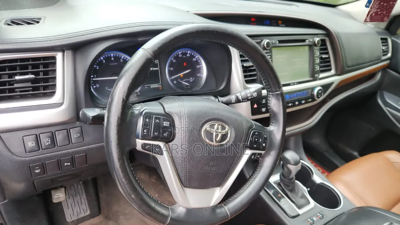 Toyota Highlander LE Plus 4x4 V6 (3.5L 6cyl 8A) 2017 Black