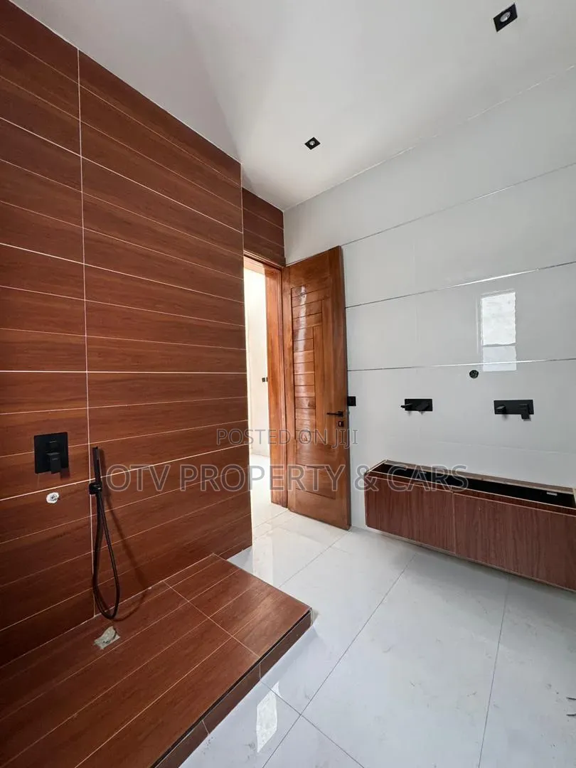Furnished 5bdrm Duplex in Ikota for sale