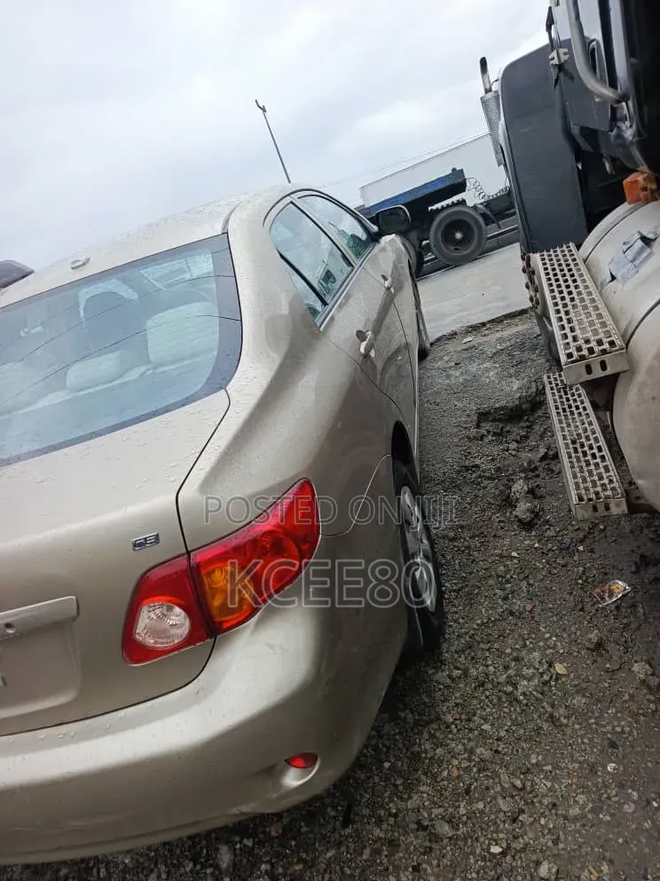 Toyota Corolla 2010 Gold