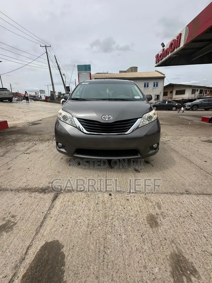 Toyota Sienna LE 8 Passenger 2011 Gray