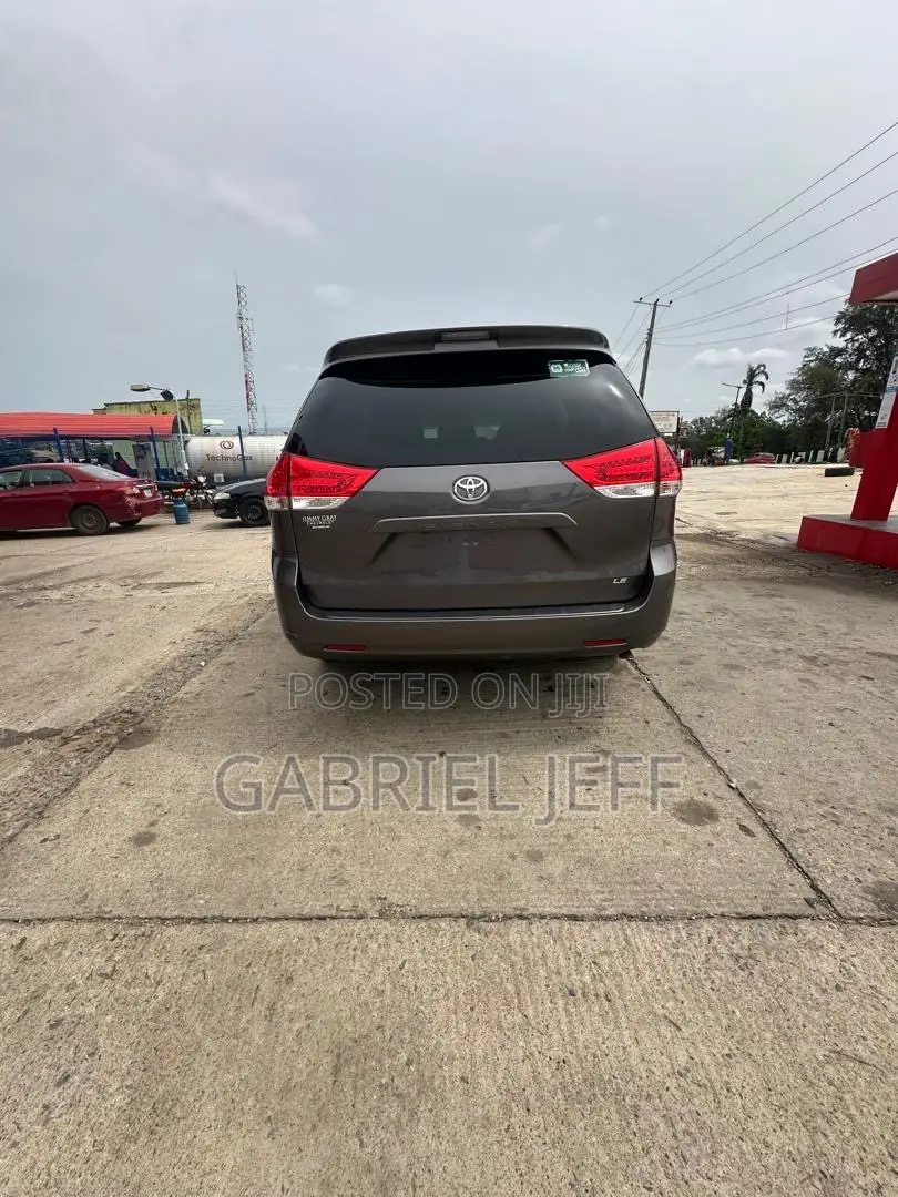 Toyota Sienna LE 8 Passenger 2011 Gray