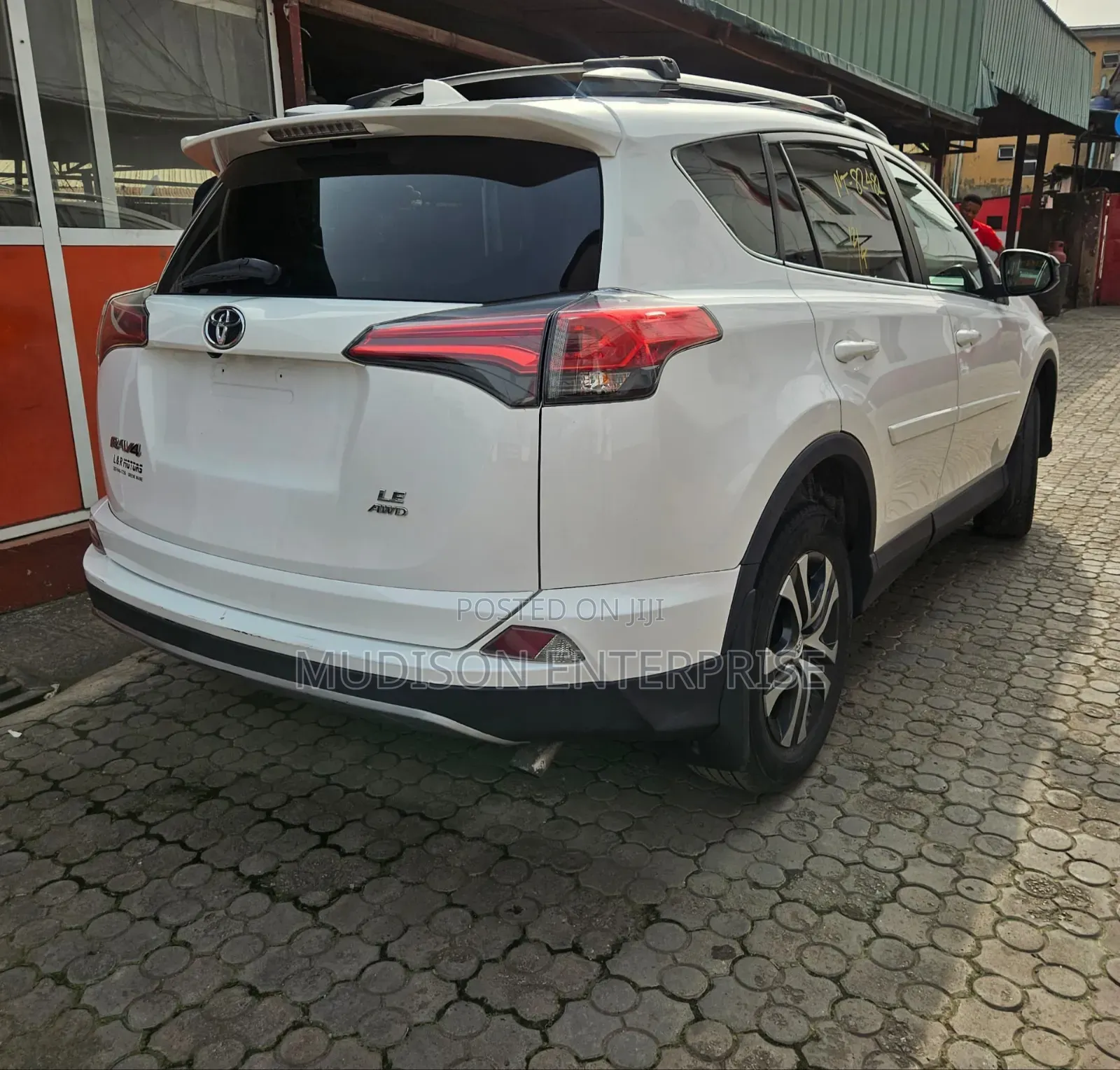 Toyota RAV4 LE FWD (2.5L 4cyl 6A) 2017 White