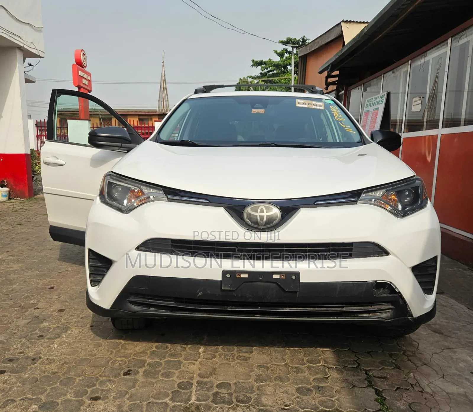 Toyota RAV4 LE FWD (2.5L 4cyl 6A) 2017 White