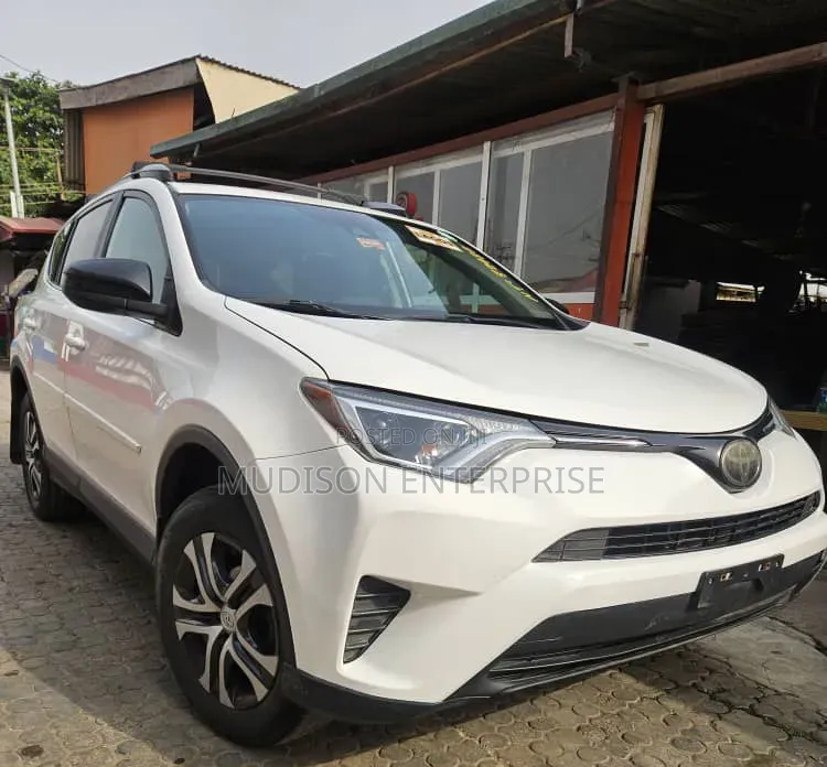 Toyota RAV4 LE FWD (2.5L 4cyl 6A) 2017 White