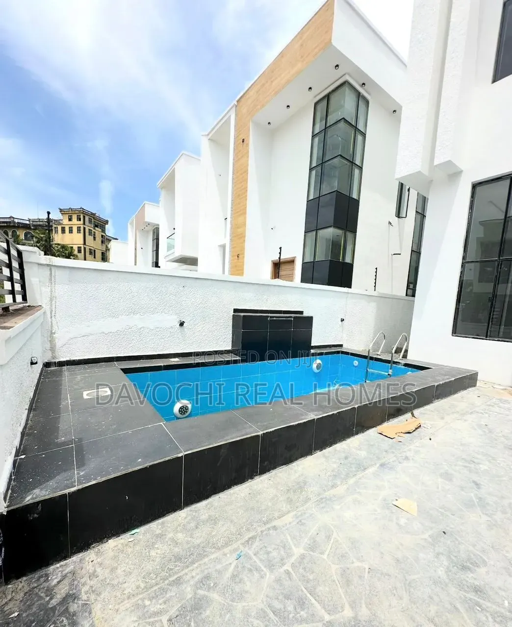 4bdrm Duplex in Chevron for sale