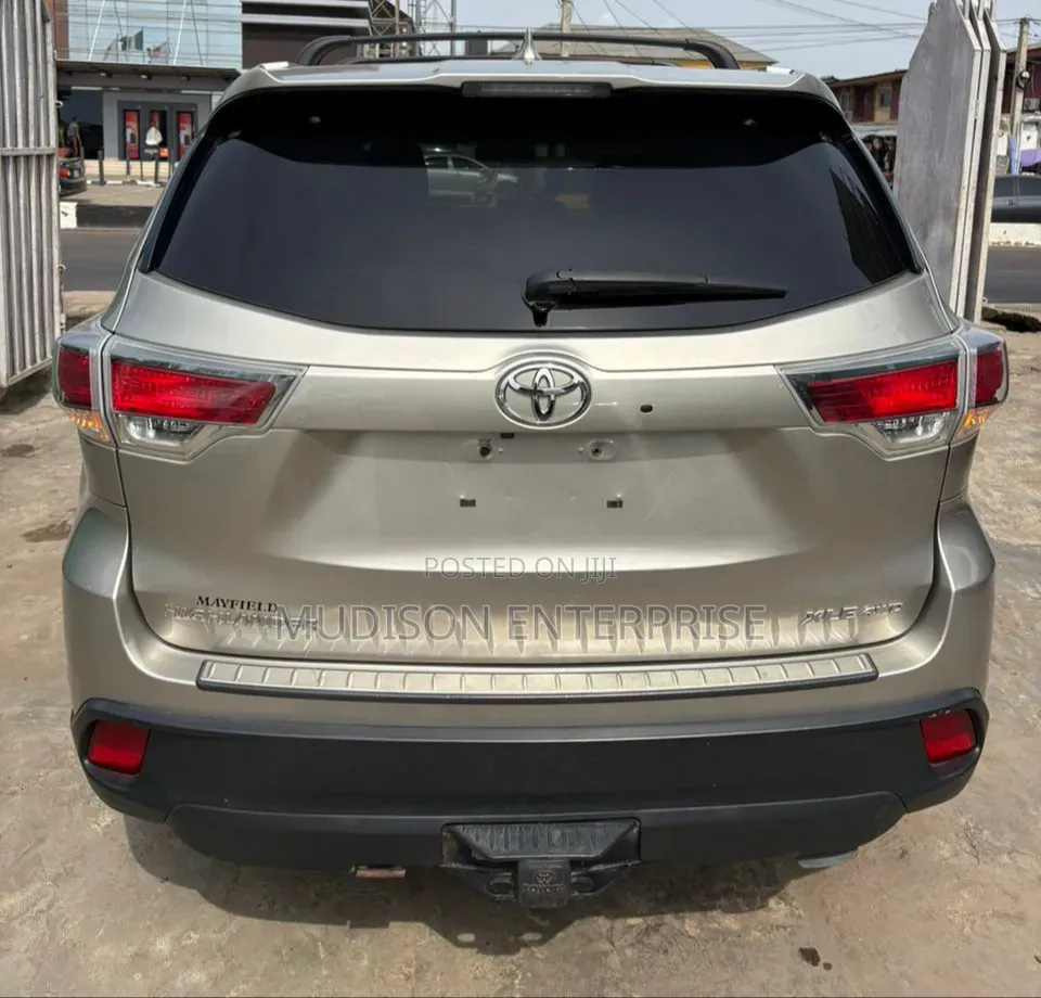 Toyota Highlander Limited V6 4x4 (3.5L 6cyl 6A) 2016 Gold