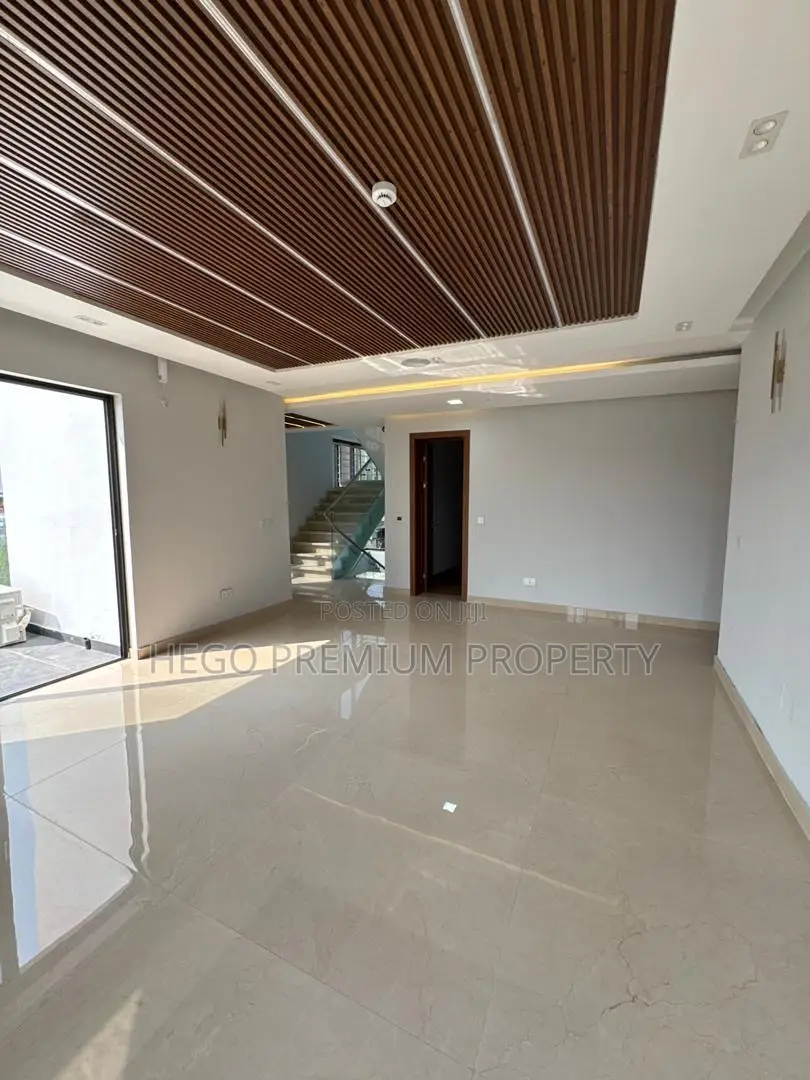 5bdrm Duplex in Banana Island for sale