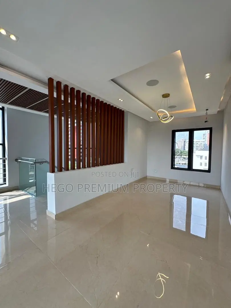 5bdrm Duplex in Banana Island for sale