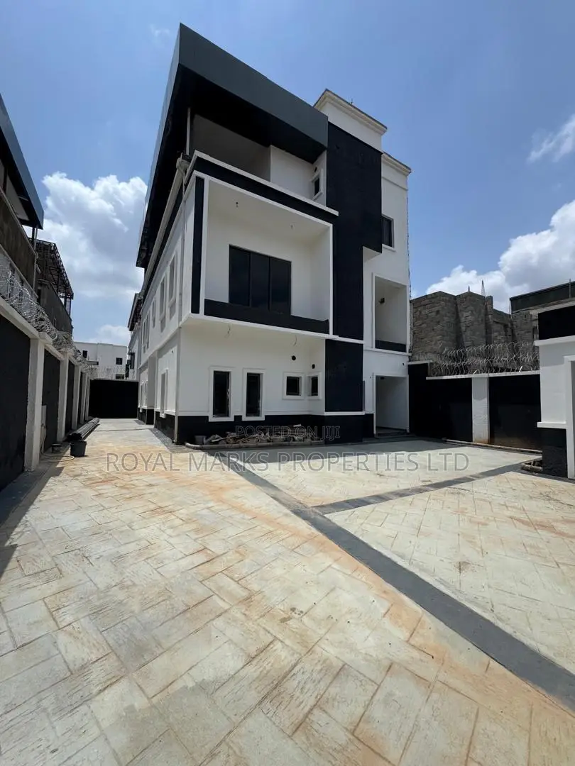 5bdrm Duplex in Ochacho, Life Camp for sale