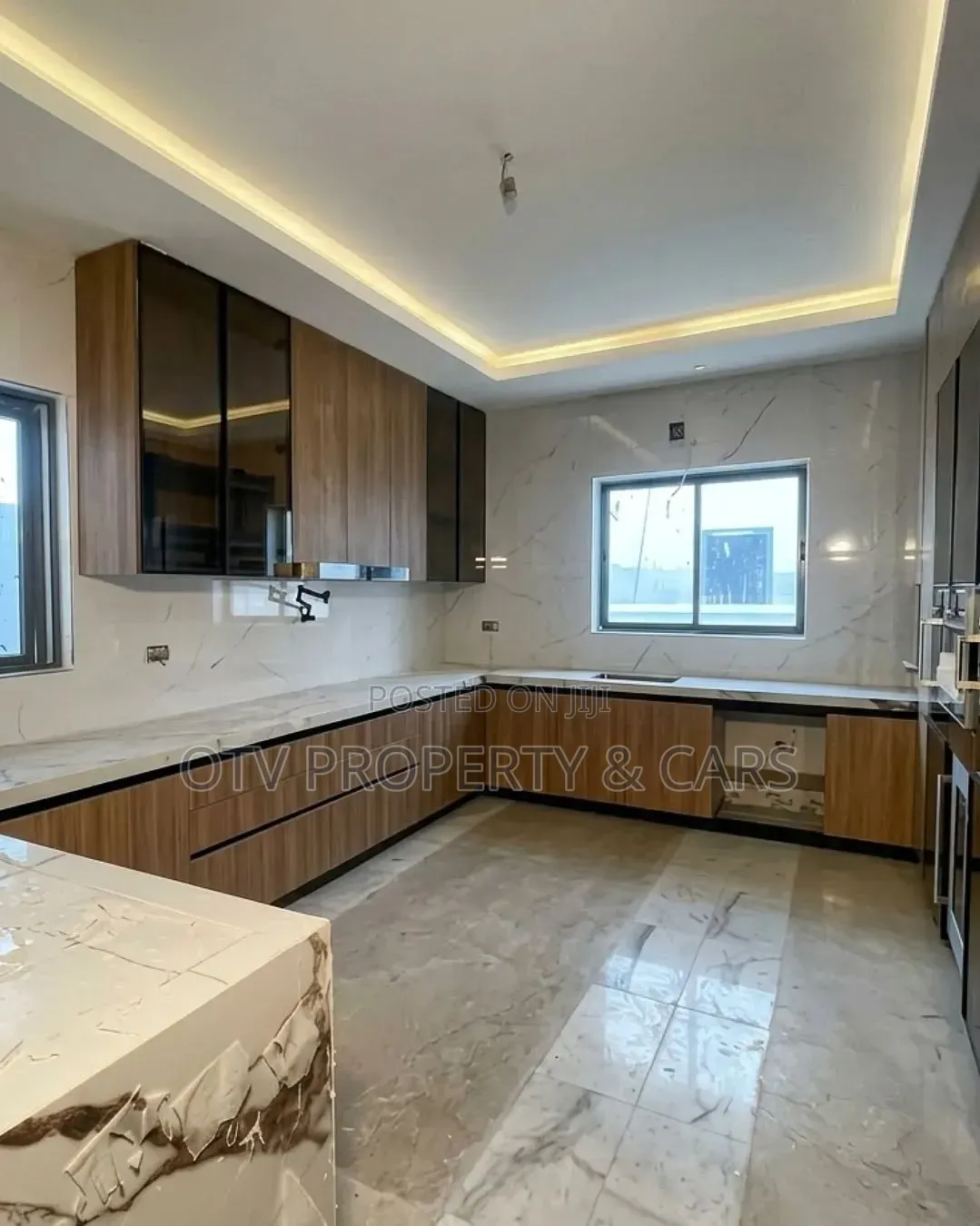 5bdrm Duplex in Banana Island for sale