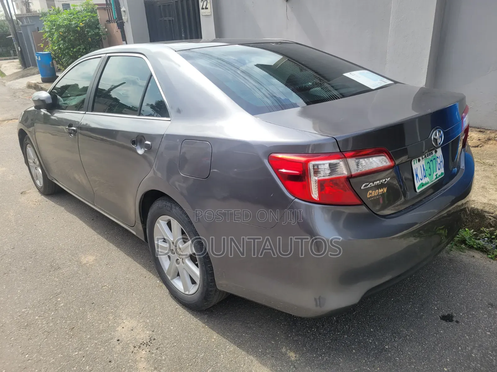 Toyota Camry LE 4dr Sedan (2.5L 4cyl 6A) 2012 Gray