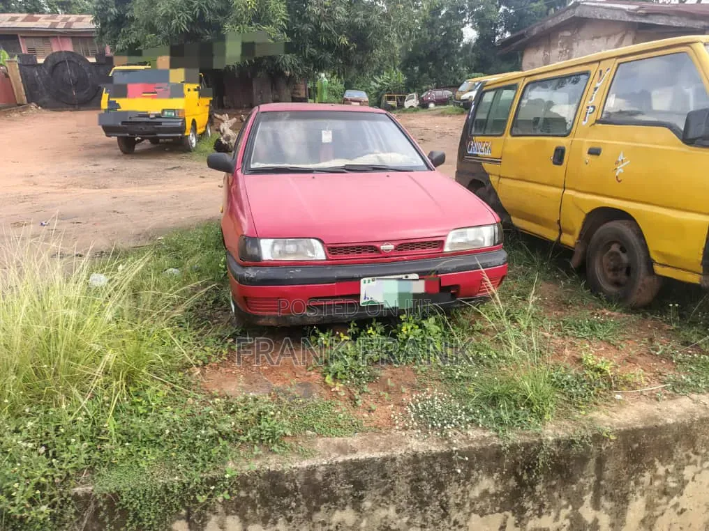 Nissan Sunny 2000 Red