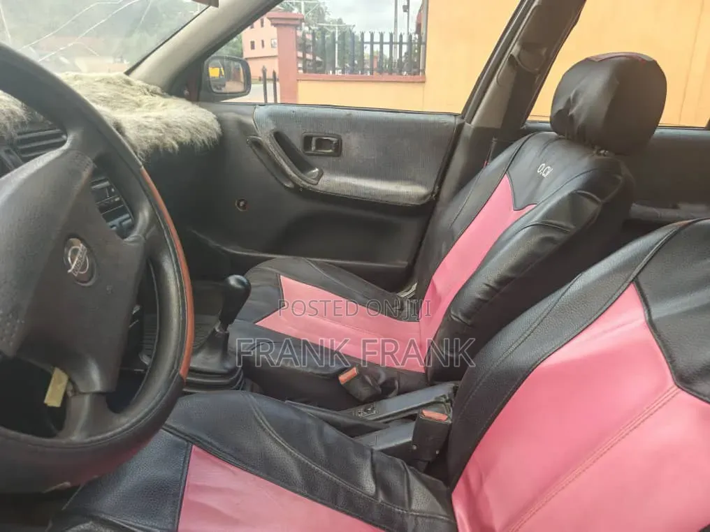 Nissan Sunny 2000 Red