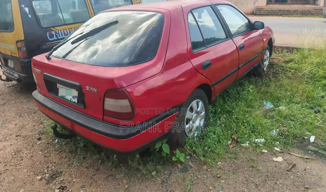 Nissan Sunny 2000 Red