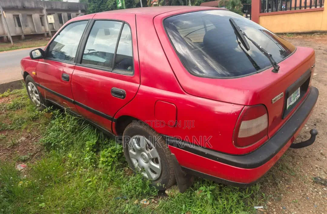 Nissan Sunny 2000 Red