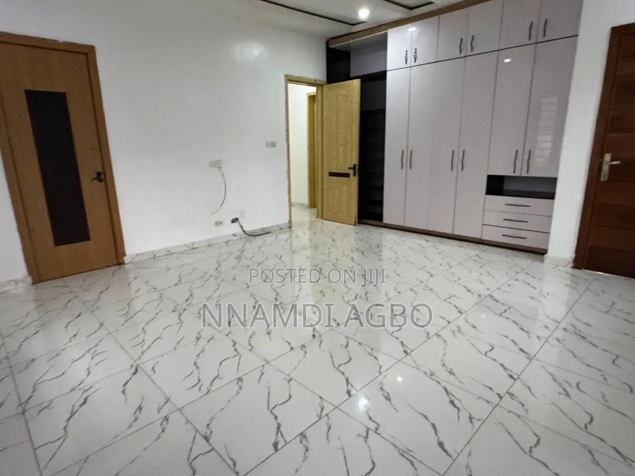 5bdrm Duplex in Chevron for rent
