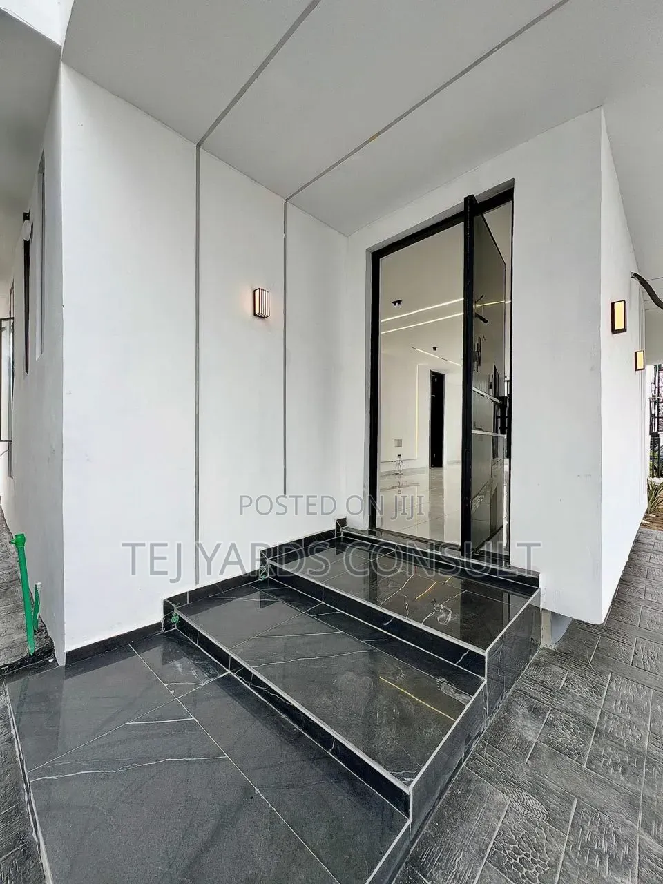 5bdrm Duplex in Chevron for sale