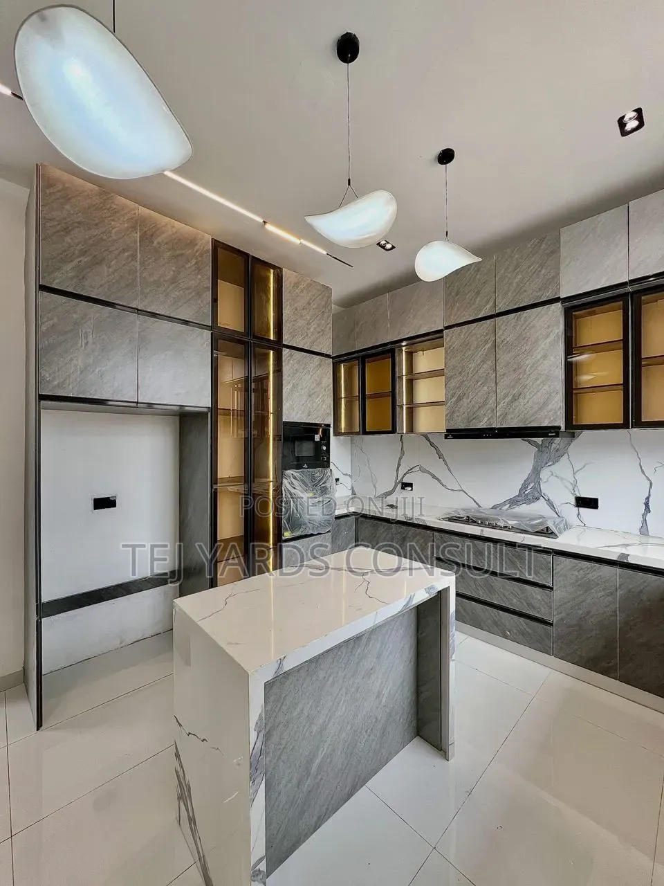 5bdrm Duplex in Chevron for sale